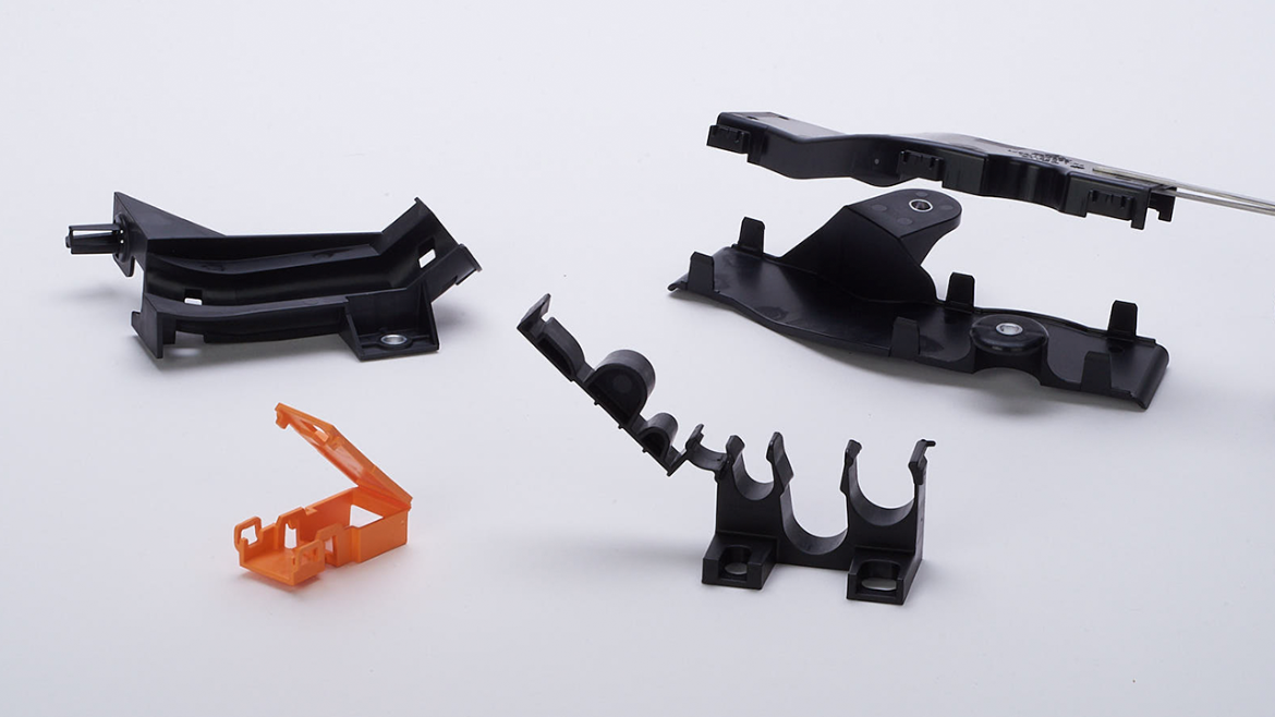 Immagine che mostra esempi di componenti personalizzati realizzati con materiali plastici alternativi.