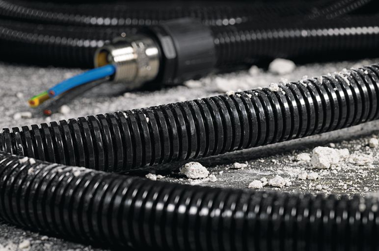 Guaina flessibile corrugata di peso standard, molto resistente all’abrasione.
