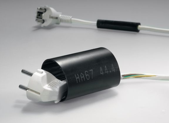 Guaina termorestringente (6:1) in combinazione con una spina di alimentazione