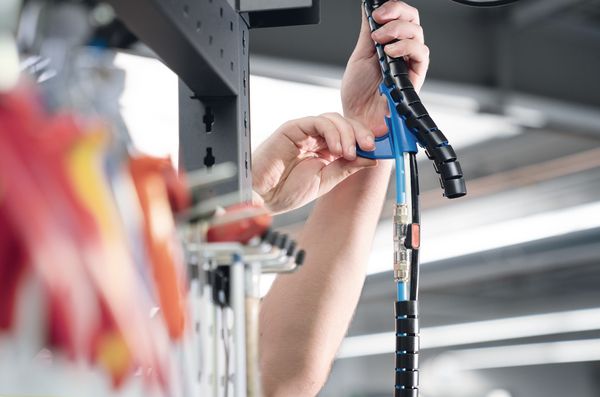 Set della spirale per cavi HelaWrap: con l’utensile applicatore per una rapida installazione