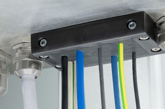Il passacavi divisibile VarioPlate con supporto cieco per successive installazioni