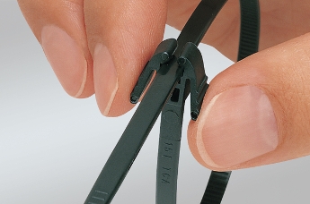 Una fascetta di cablaggio facile da usare